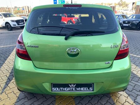 2012-Hyundai-i20-16_2