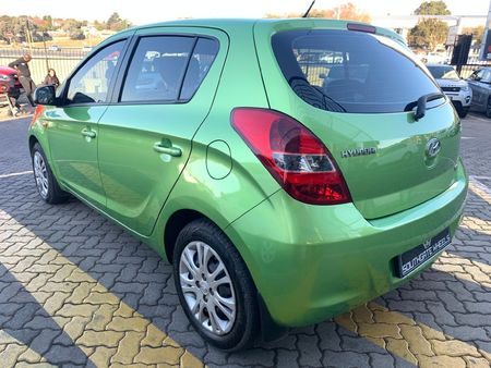 2012-Hyundai-i20-16_3
