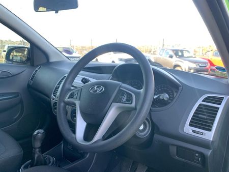 2012-Hyundai-i20-16_4