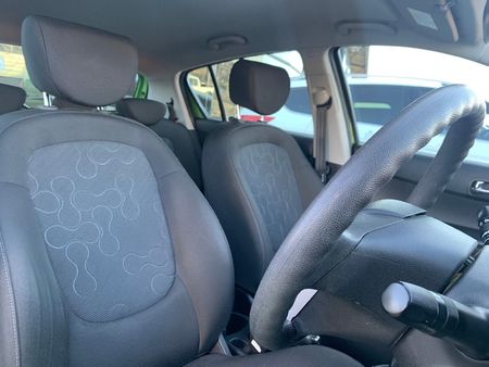 2012-Hyundai-i20-16_5
