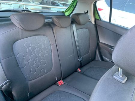 2012-Hyundai-i20-16_6
