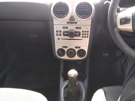 2010-Opel-Corsa-14-Essentia-5-dr_16