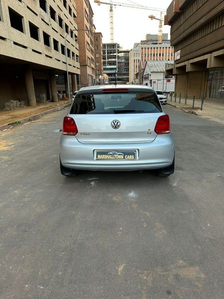 2011-Volkswagen-Polo-14-Comfortline_11