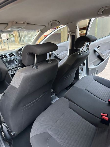 2011-Volkswagen-Polo-14-Comfortline_12