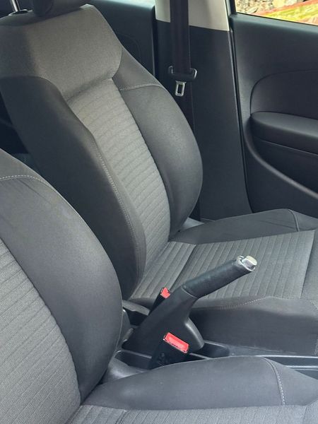 2011-Volkswagen-Polo-14-Comfortline_14
