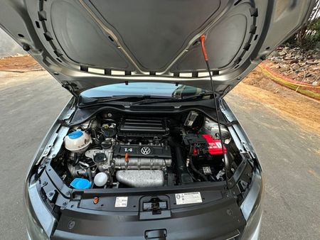 2011-Volkswagen-Polo-14-Comfortline_15