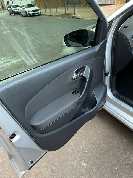 2011-Volkswagen-Polo-14-Comfortline_16