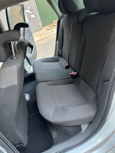2011-Volkswagen-Polo-14-Comfortline_17