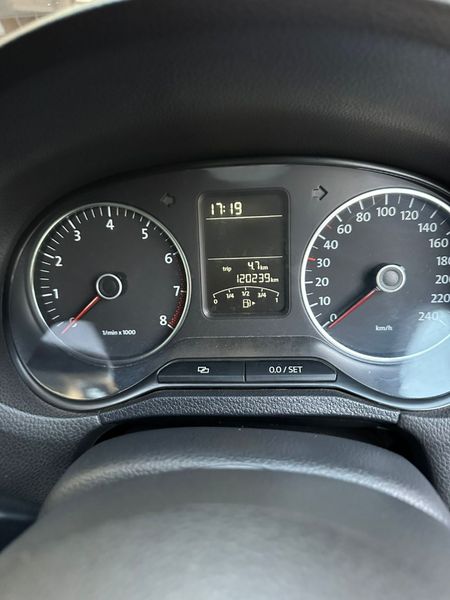 2011-Volkswagen-Polo-14-Comfortline_19