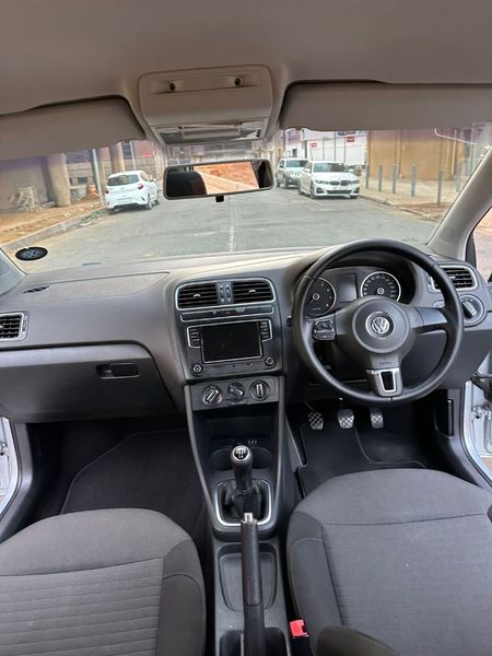 2011-Volkswagen-Polo-14-Comfortline_21