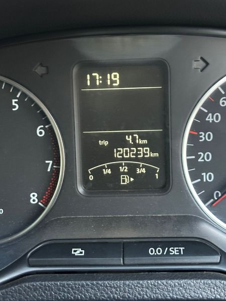 2011-Volkswagen-Polo-14-Comfortline_22