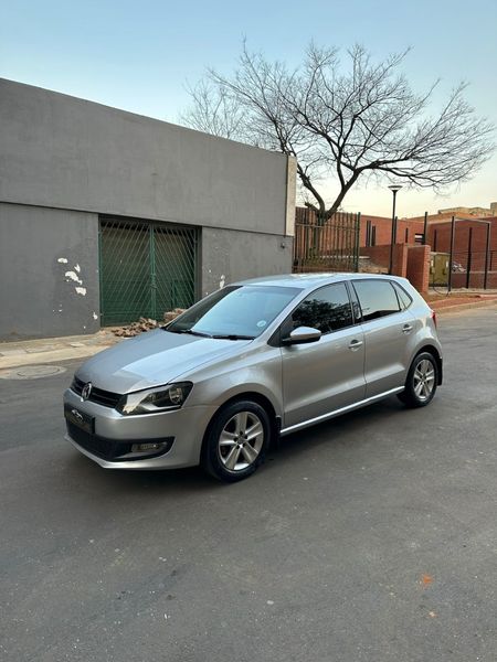 2011-Volkswagen-Polo-14-Comfortline_3