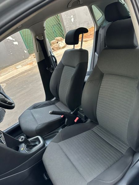 2011-Volkswagen-Polo-14-Comfortline_4