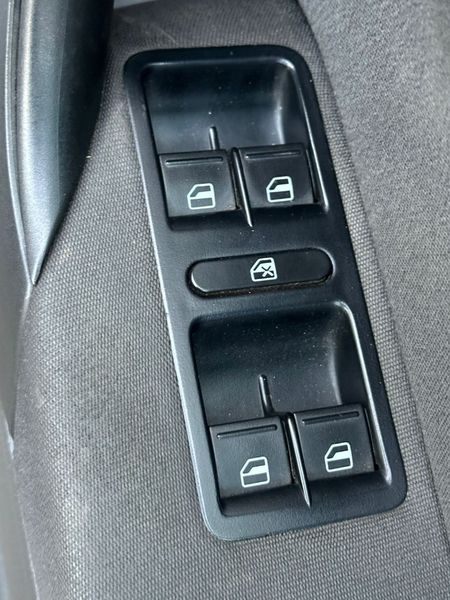 2011-Volkswagen-Polo-14-Comfortline_6
