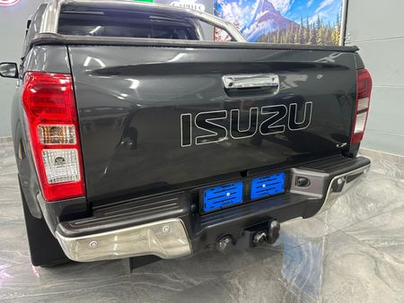 2019-Isuzu-D-Max-300-LX-Double-Cab_12