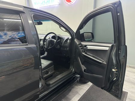 2019-Isuzu-D-Max-300-LX-Double-Cab_5