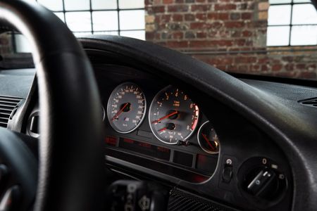 2000-BMW-M5-e39_11