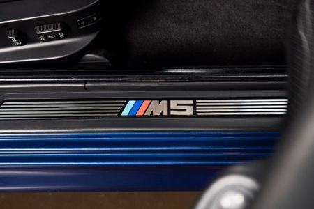 2000-BMW-M5-e39_17