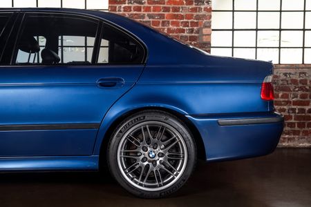 2000-BMW-M5-e39_2