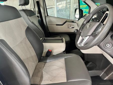 2020-Toyota-Quantum-28-GL-11-seat_2