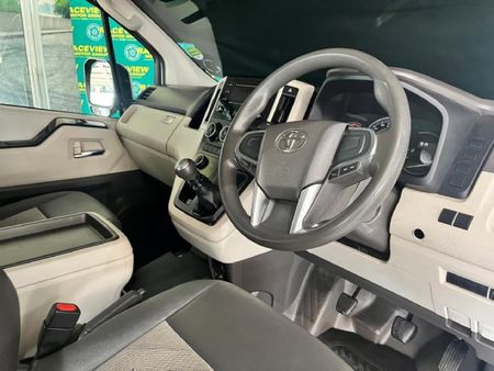 2020-Toyota-Quantum-28-GL-11-seat_3