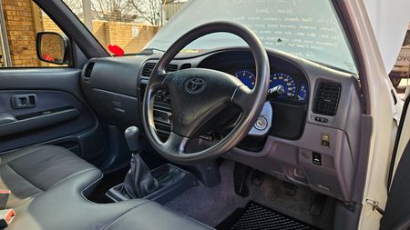 2005-Toyota-Hilux-30-KZ-TE-Legend-35_23