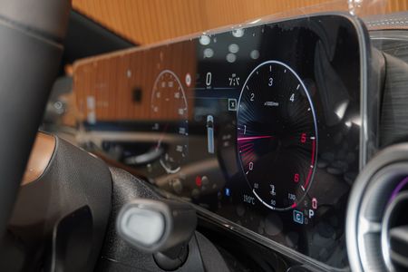 2025-Mercedes-Benz-V-Class-V300d-Exclusive_9