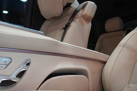 2025-Mercedes-Benz-V-Class-V300d-Exclusive_16