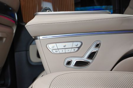 2025-Mercedes-Benz-V-Class-V300d-Exclusive_17