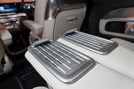 2025-Mercedes-Benz-V-Class-V300d-Exclusive_19