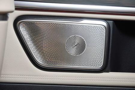 2025-Mercedes-Benz-V-Class-V300d-Exclusive_22