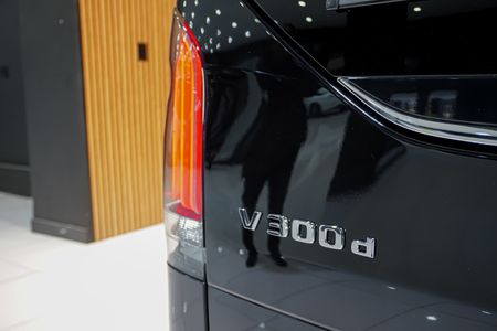 2025-Mercedes-Benz-V-Class-V300d-Exclusive_25