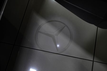 2025-Mercedes-Benz-V-Class-V300d-Exclusive_26