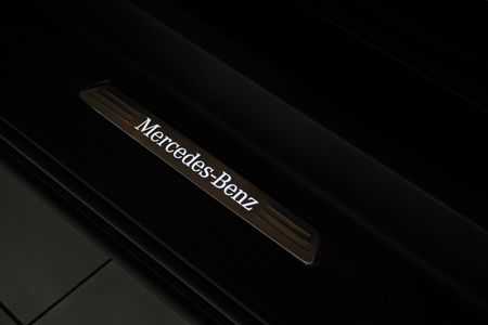 2025-Mercedes-Benz-V-Class-V300d-Exclusive_27