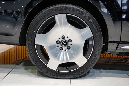 2025-Mercedes-Benz-V-Class-V300d-Exclusive_3