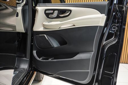 2025-Mercedes-Benz-V-Class-V300d-Exclusive_6