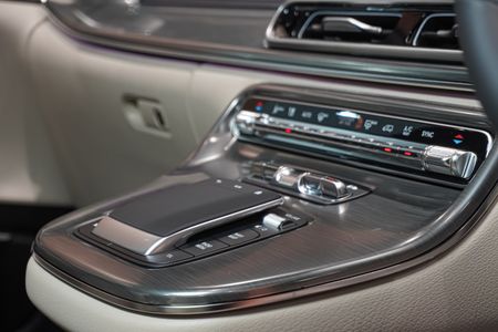 2025-Mercedes-Benz-V-Class-V300d-Exclusive_8