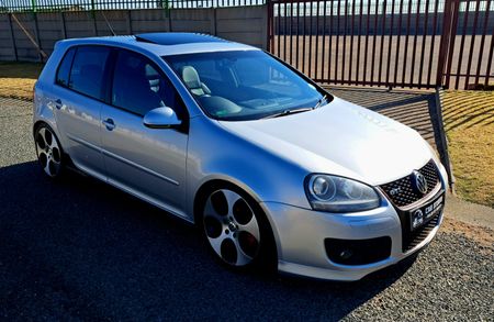 2009-Volkswagen-Golf-GTI-20T-FSI_0