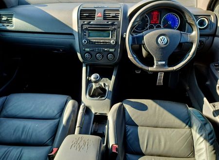 2009-Volkswagen-Golf-GTI-20T-FSI_9