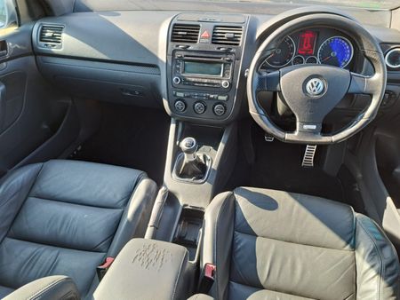 2009-Volkswagen-Golf-GTI-20T-FSI_10