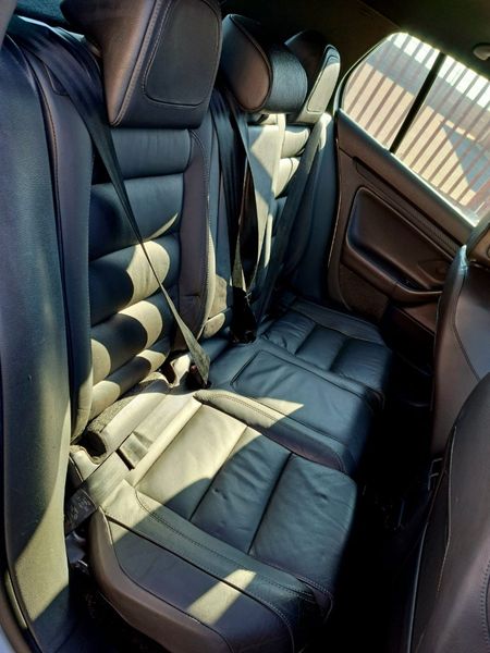 2009-Volkswagen-Golf-GTI-20T-FSI_12