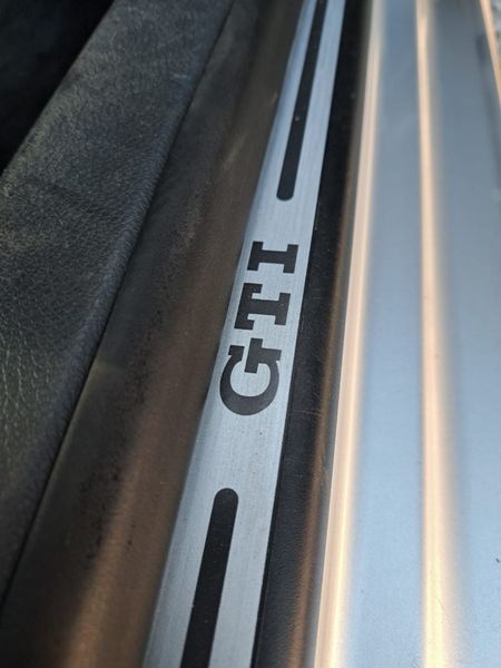 2009-Volkswagen-Golf-GTI-20T-FSI_13