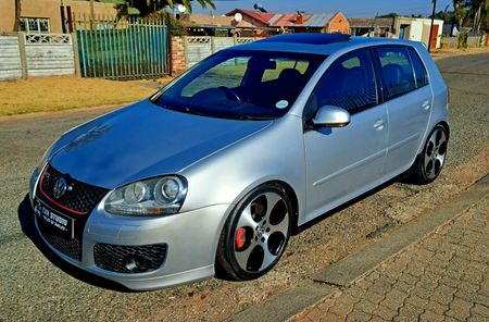 2009-Volkswagen-Golf-GTI-20T-FSI_1