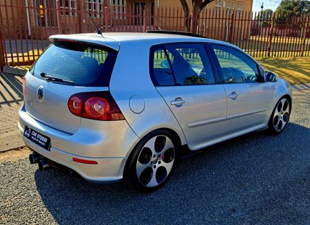 2009-Volkswagen-Golf-GTI-20T-FSI_3