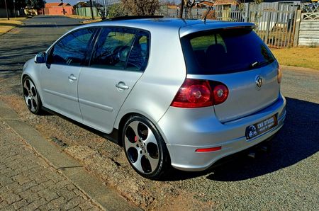 2009-Volkswagen-Golf-GTI-20T-FSI_4