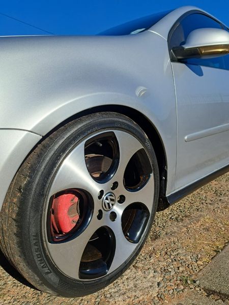 2009-Volkswagen-Golf-GTI-20T-FSI_6