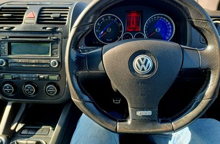 2009-Volkswagen-Golf-GTI-20T-FSI_8