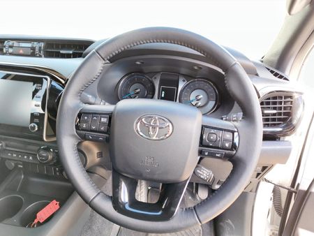 2025-Toyota-Hilux-28-GD-6-Raised-Body-Legend-Auto-Double-Cab_7