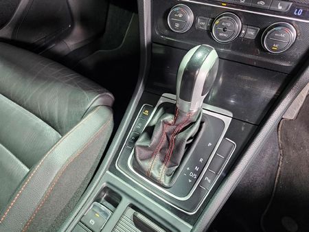 2015-Volkswagen-Golf-VII-GTI-20-TSI-Auto-Performance_12