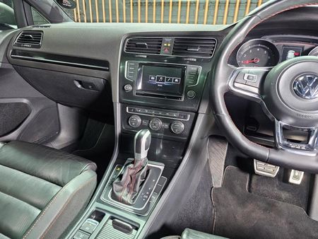 2015-Volkswagen-Golf-VII-GTI-20-TSI-Auto-Performance_13